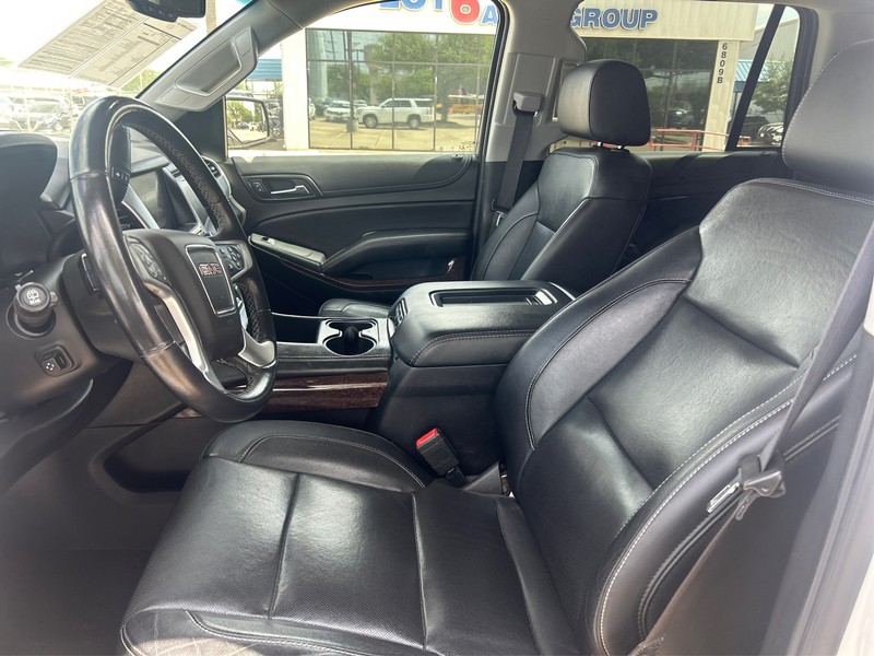 GMC Yukon Vehicle Full-screen Gallery Image 9