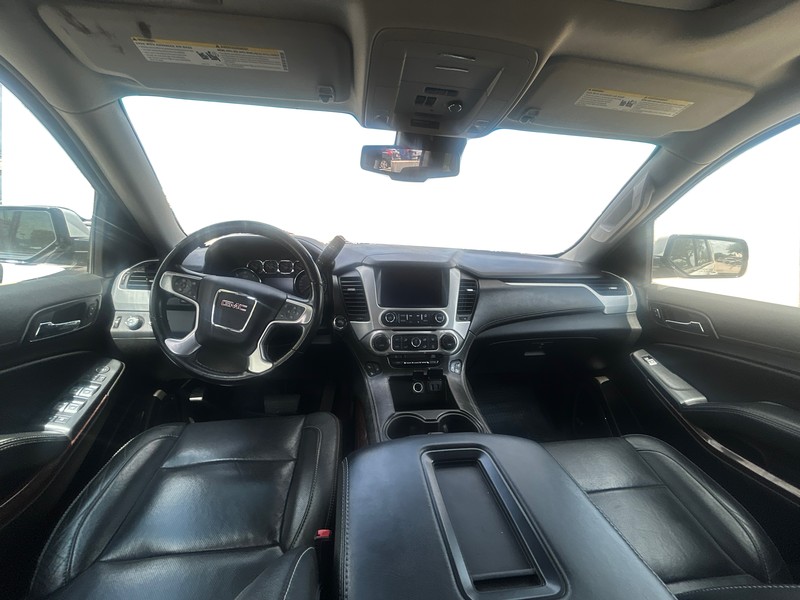 GMC Yukon Vehicle Full-screen Gallery Image 15