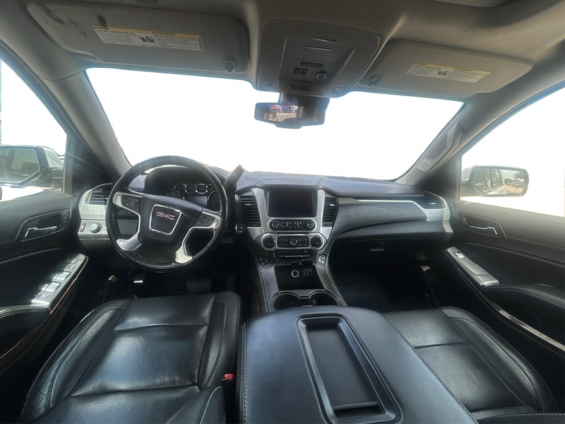 GMC Yukon Vehicle Full-screen Gallery Image 16