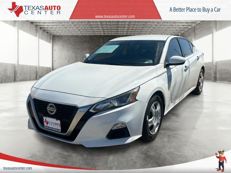 Nissan Altima Vehicle Full-screen Gallery Image 2