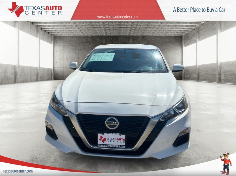 Nissan Altima Vehicle Full-screen Gallery Image 3