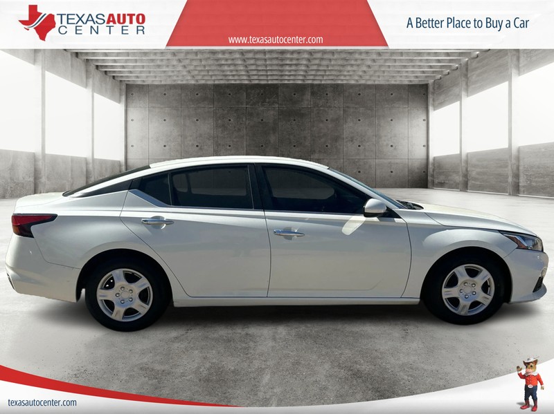 Nissan Altima Vehicle Full-screen Gallery Image 4