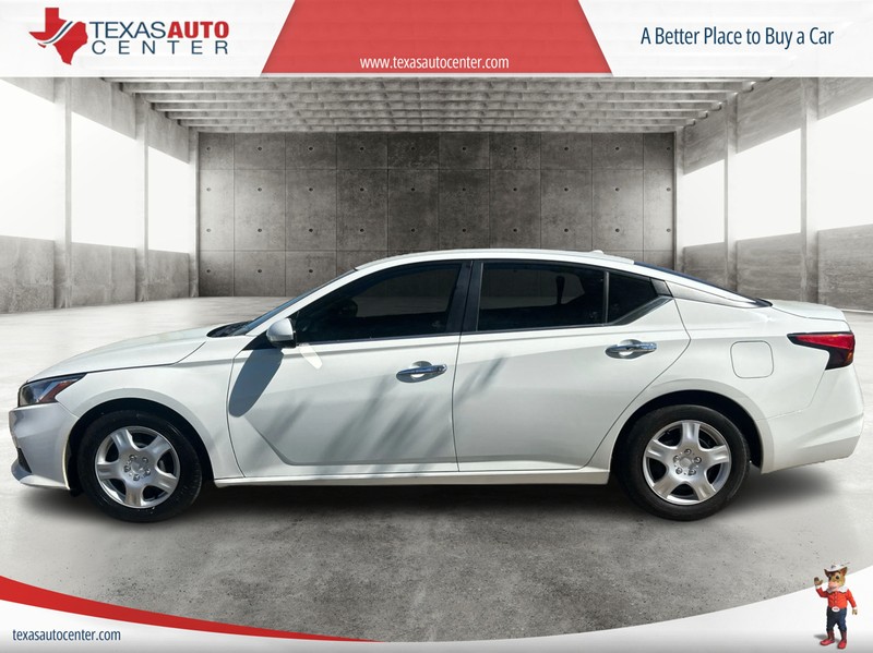 Nissan Altima Vehicle Full-screen Gallery Image 5