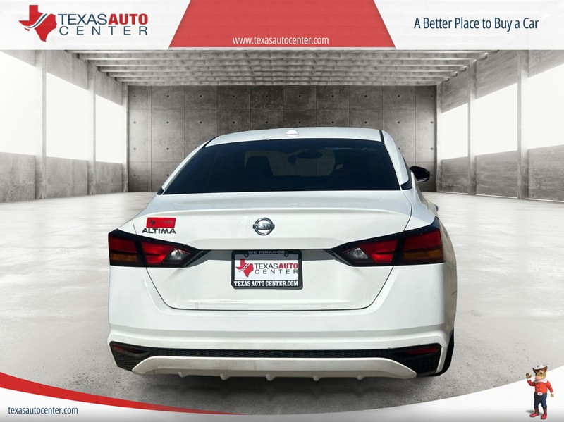 Nissan Altima Vehicle Full-screen Gallery Image 6