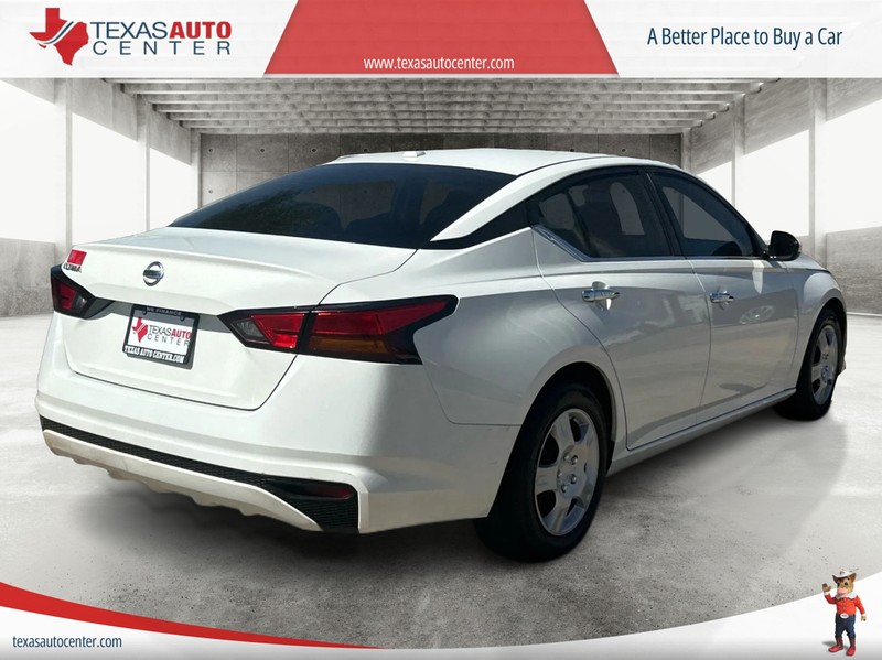 Nissan Altima Vehicle Full-screen Gallery Image 7