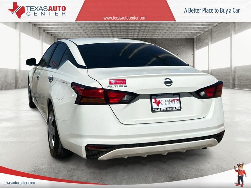 Nissan Altima Vehicle Full-screen Gallery Image 8