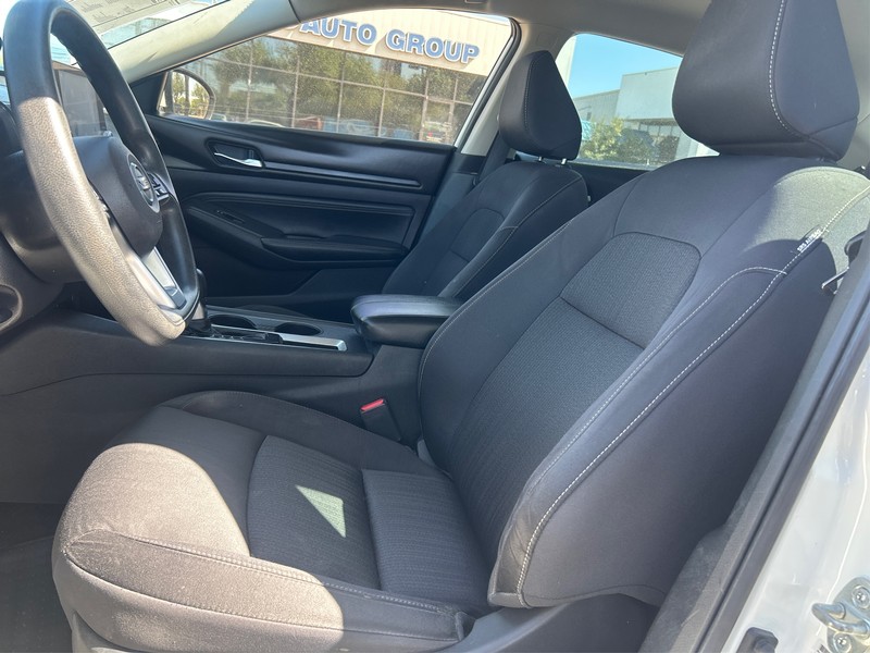 Nissan Altima Vehicle Full-screen Gallery Image 9