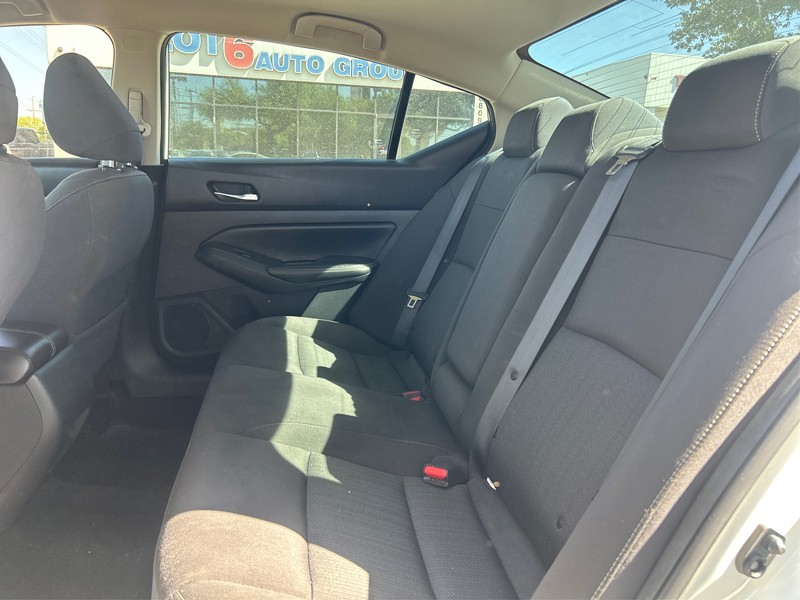 Nissan Altima Vehicle Full-screen Gallery Image 10