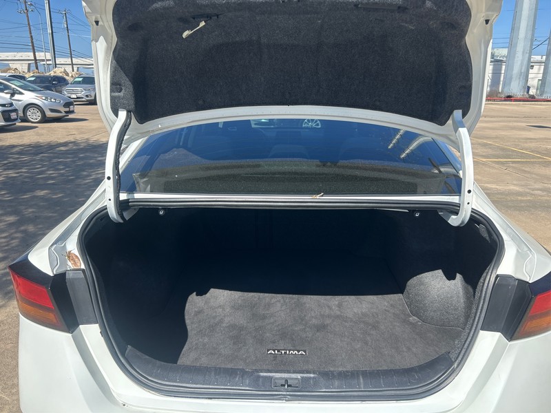 Nissan Altima Vehicle Full-screen Gallery Image 11