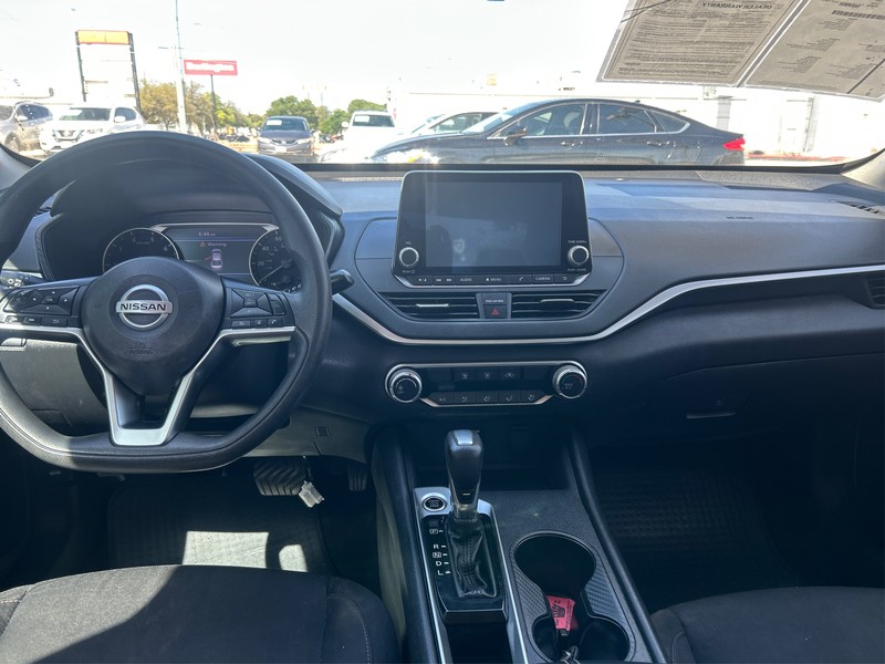 Nissan Altima Vehicle Full-screen Gallery Image 12