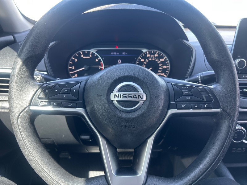 Nissan Altima Vehicle Full-screen Gallery Image 14