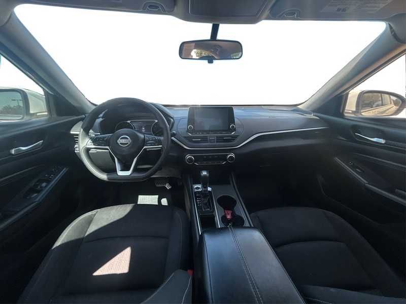 Nissan Altima Vehicle Full-screen Gallery Image 16