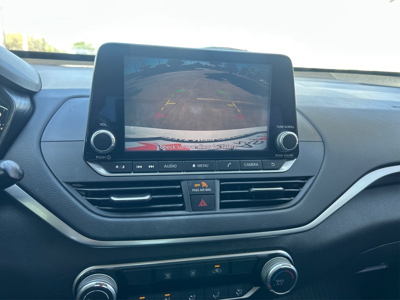 Nissan Altima Vehicle Full-screen Gallery Image 17