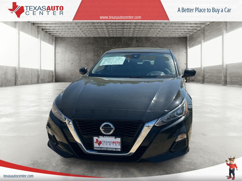 Nissan Altima Vehicle Full-screen Gallery Image 3