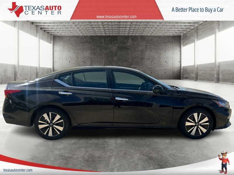 Nissan Altima Vehicle Full-screen Gallery Image 4