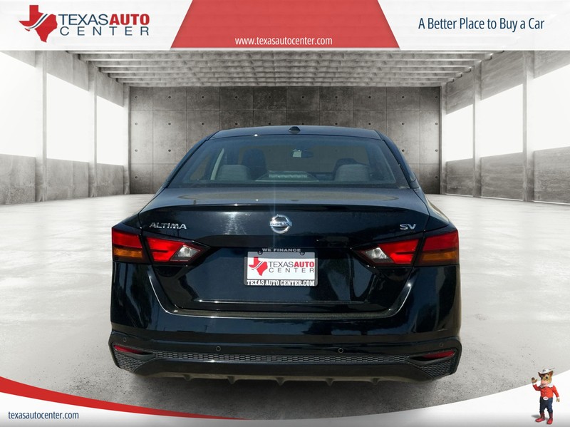 Nissan Altima Vehicle Full-screen Gallery Image 5