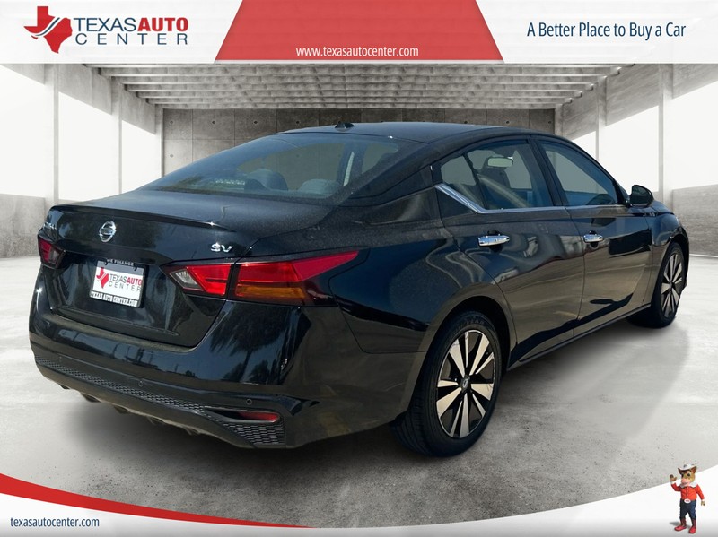 Nissan Altima Vehicle Full-screen Gallery Image 6