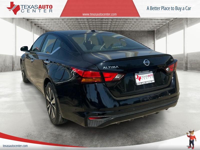 Nissan Altima Vehicle Full-screen Gallery Image 7