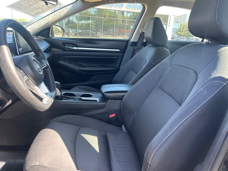 Nissan Altima Vehicle Full-screen Gallery Image 8