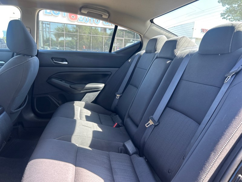 Nissan Altima Vehicle Full-screen Gallery Image 9