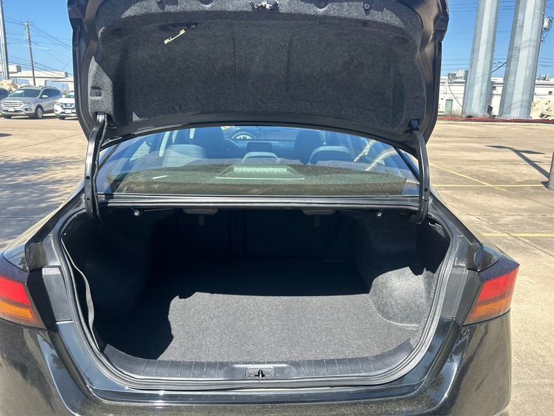 Nissan Altima Vehicle Full-screen Gallery Image 10