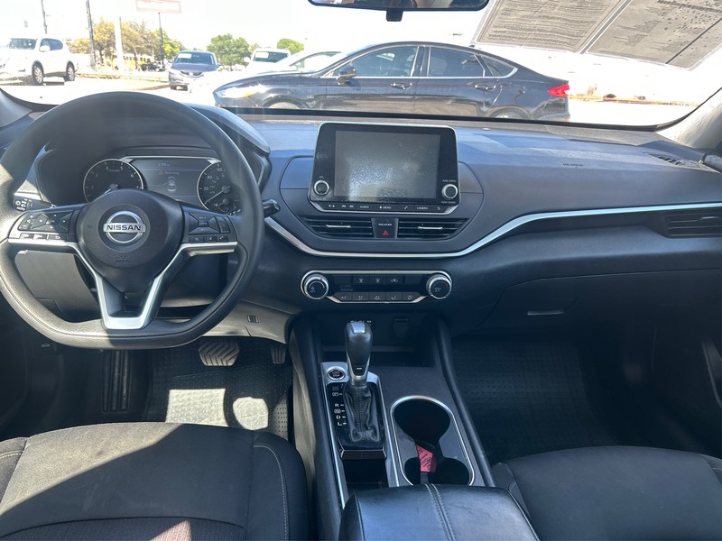 Nissan Altima Vehicle Full-screen Gallery Image 11