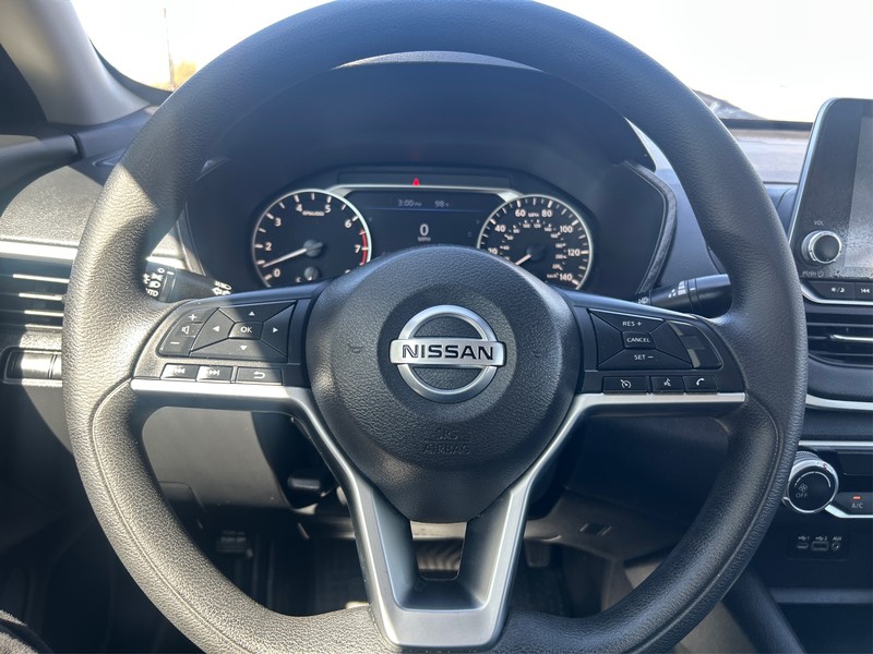 Nissan Altima Vehicle Full-screen Gallery Image 13