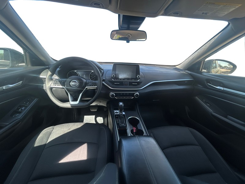 Nissan Altima Vehicle Full-screen Gallery Image 14