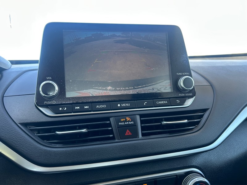 Nissan Altima Vehicle Full-screen Gallery Image 16