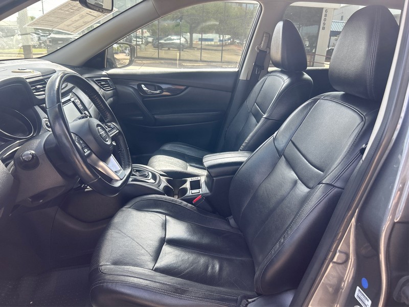 Nissan Rogue Vehicle Full-screen Gallery Image 9