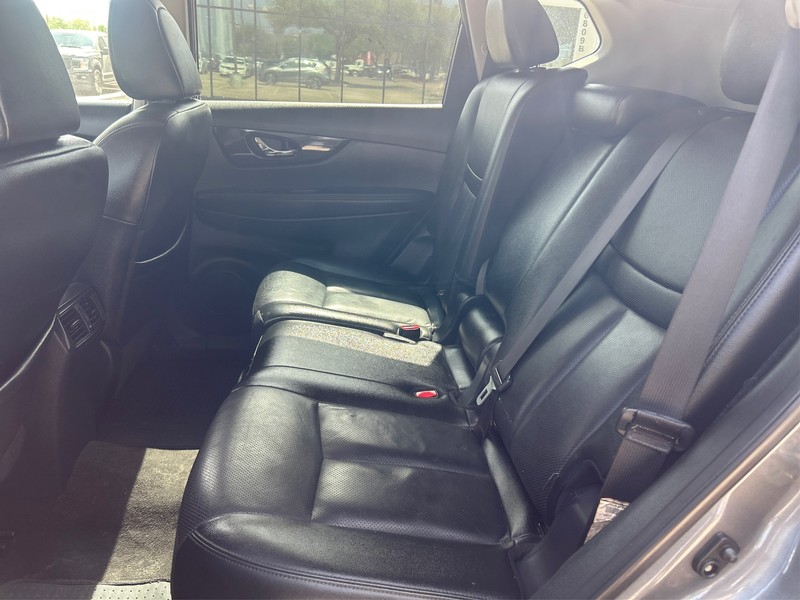 Nissan Rogue Vehicle Full-screen Gallery Image 10