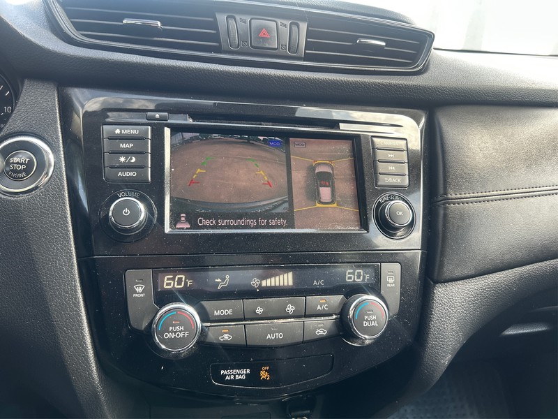 Nissan Rogue Vehicle Full-screen Gallery Image 17