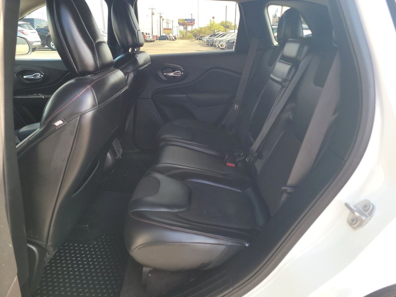 Jeep Cherokee Vehicle Full-screen Gallery Image 8