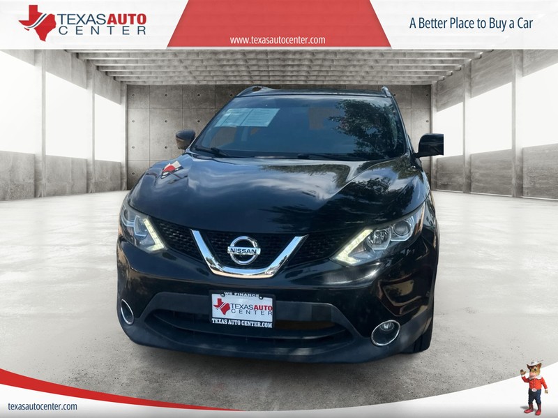 Nissan Rogue Sport Vehicle Full-screen Gallery Image 3