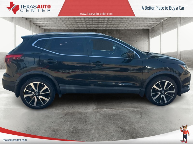 Nissan Rogue Sport Vehicle Full-screen Gallery Image 4