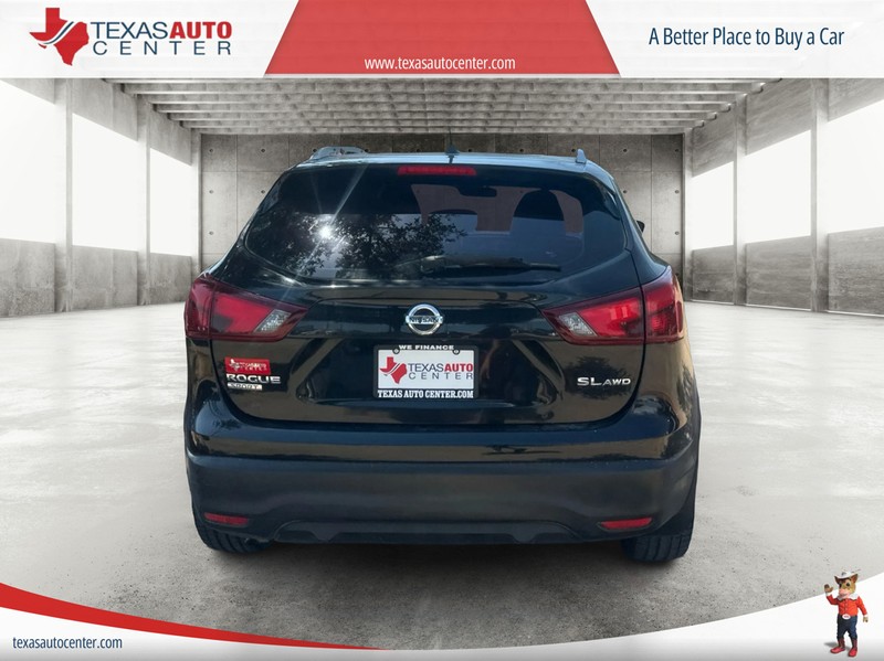 Nissan Rogue Sport Vehicle Full-screen Gallery Image 5