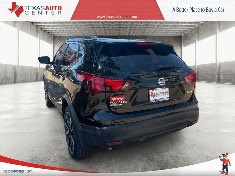 Nissan Rogue Sport Vehicle Full-screen Gallery Image 7