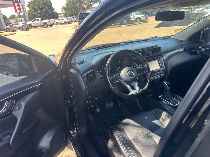 Nissan Rogue Sport Vehicle Full-screen Gallery Image 8