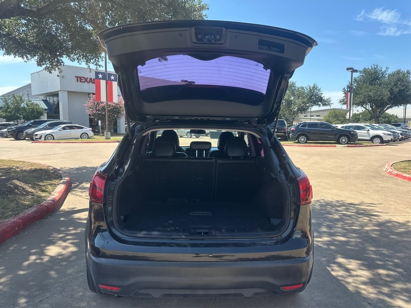 Nissan Rogue Sport Vehicle Full-screen Gallery Image 10