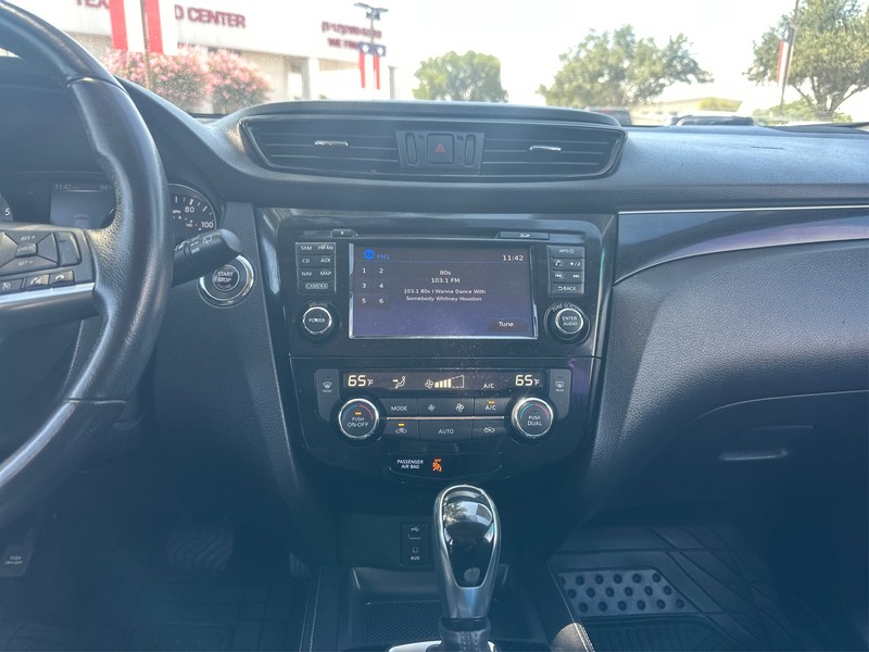 Nissan Rogue Sport Vehicle Full-screen Gallery Image 11