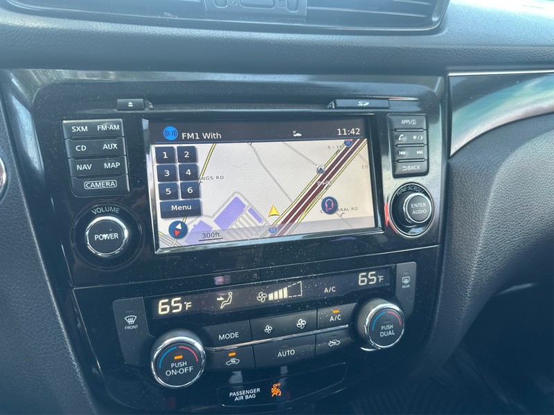 Nissan Rogue Sport Vehicle Full-screen Gallery Image 16