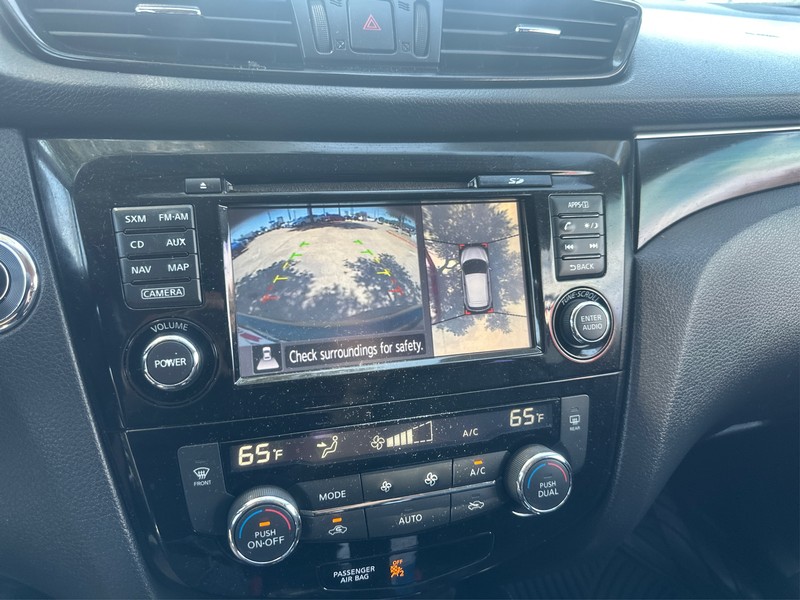 Nissan Rogue Sport Vehicle Full-screen Gallery Image 17