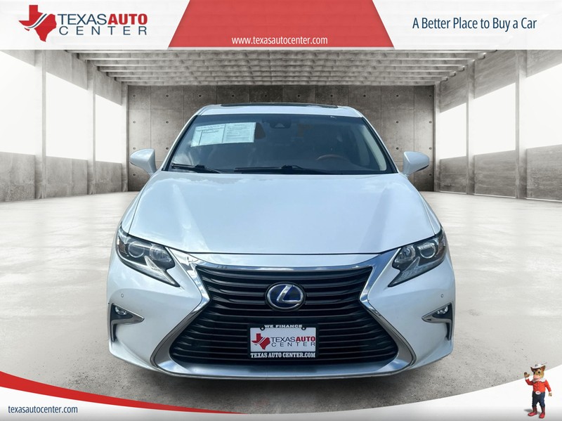 Lexus ES 300h Vehicle Full-screen Gallery Image 3