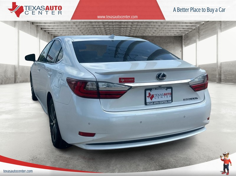 Lexus ES 300h Vehicle Full-screen Gallery Image 7