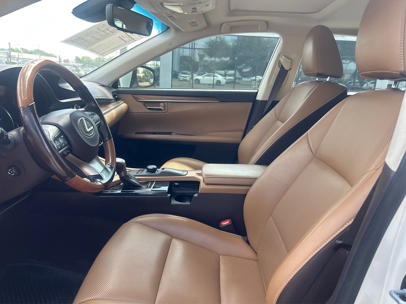 Lexus ES 300h Vehicle Full-screen Gallery Image 8