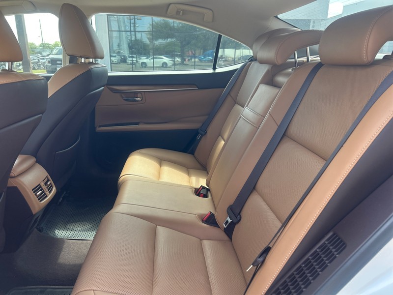 Lexus ES 300h Vehicle Full-screen Gallery Image 9