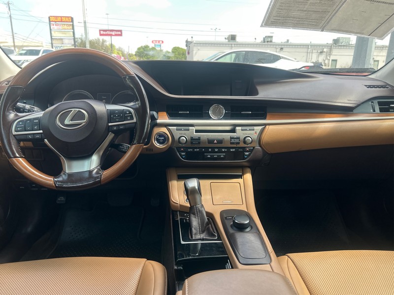 Lexus ES 300h Vehicle Full-screen Gallery Image 11