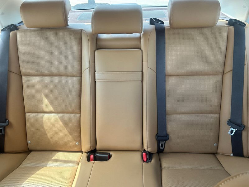 Lexus ES 300h Vehicle Full-screen Gallery Image 12