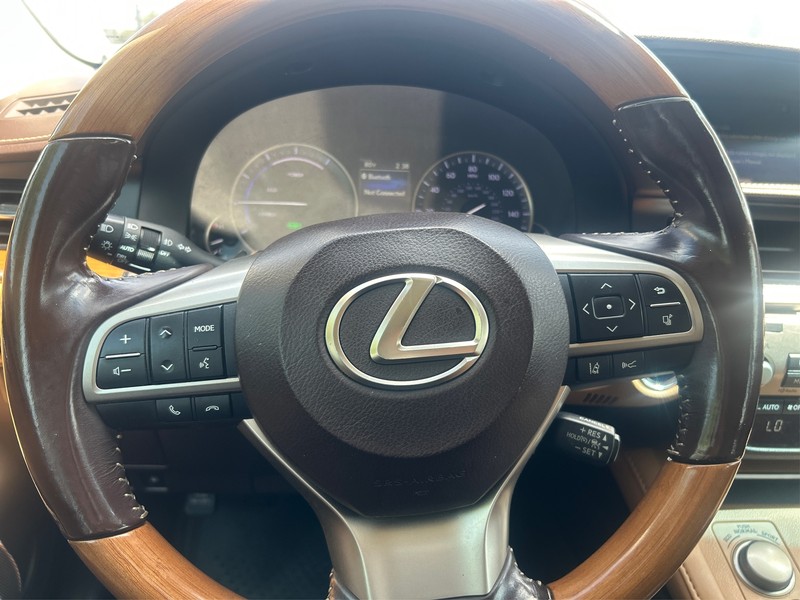 Lexus ES 300h Vehicle Full-screen Gallery Image 13