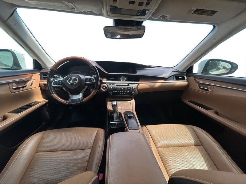 Lexus ES 300h Vehicle Full-screen Gallery Image 15